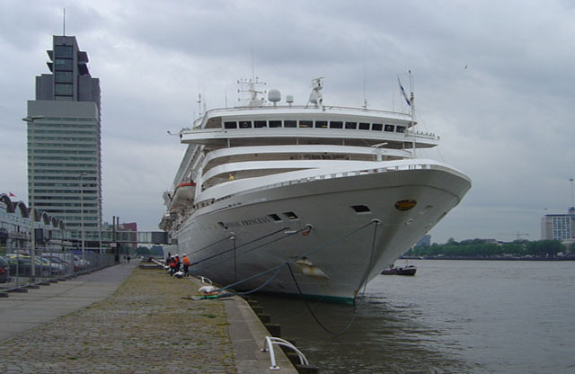Cruiseschip ms Royal Princess van Princess Cruises aan de Cruise Terminal Rotterdam